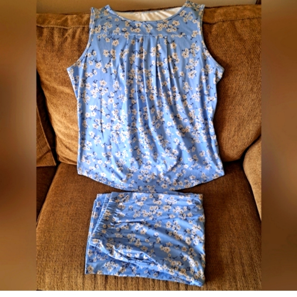 Floral Blue Sleepwear Set LIKE NEW PJ'S capri length bottoms  SLEEVELESS TOP XXL